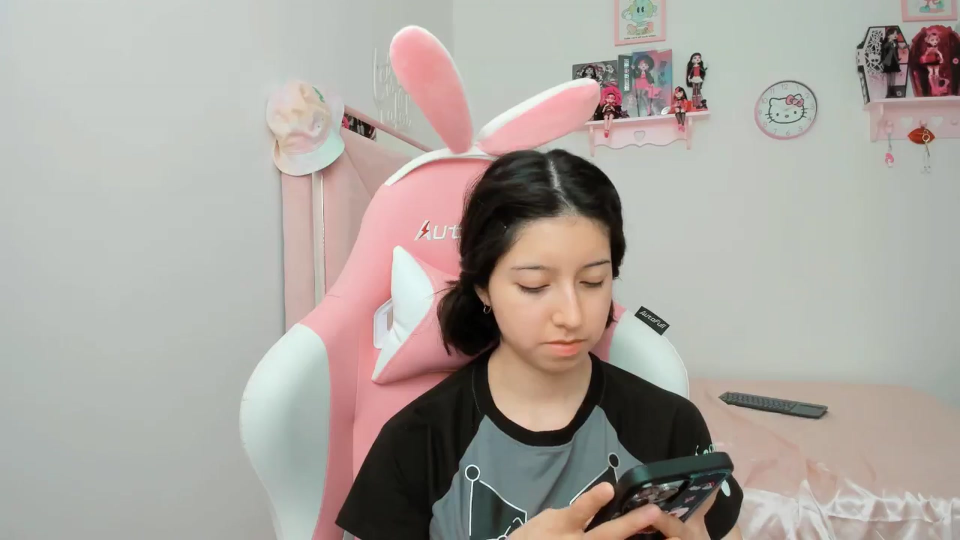 Gallery image thumbnail from Cherrycute666's myfreecams stream on, 10/22/2024, 20:14 image 6 of 20