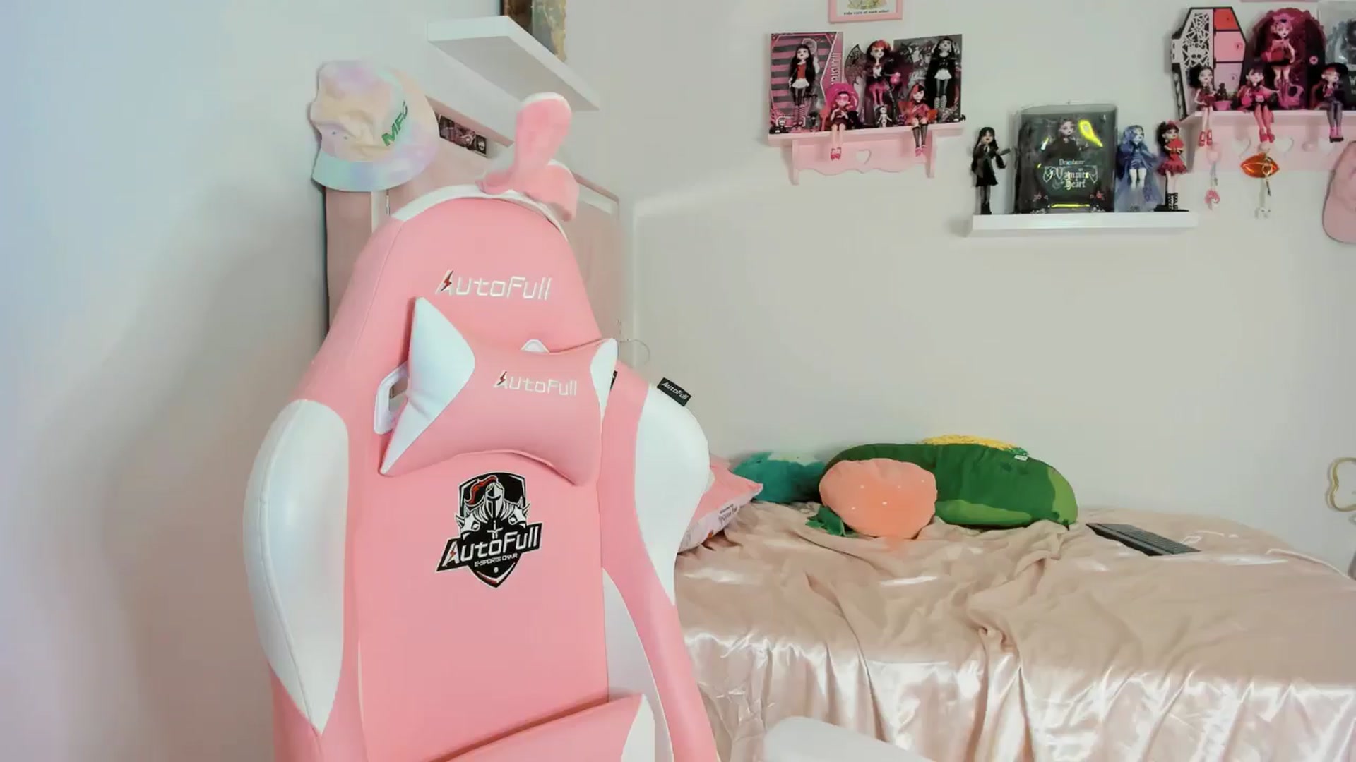 Gallery image thumbnail from Cherrycute666's myfreecams stream on, 10/26/2024, 14:30 image 2 of 20