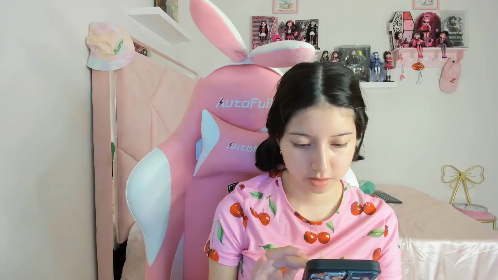 Gallery image thumbnail from Cherrycute666's myfreecams stream on, 10/27/2024, 01:28 image 15 of 20