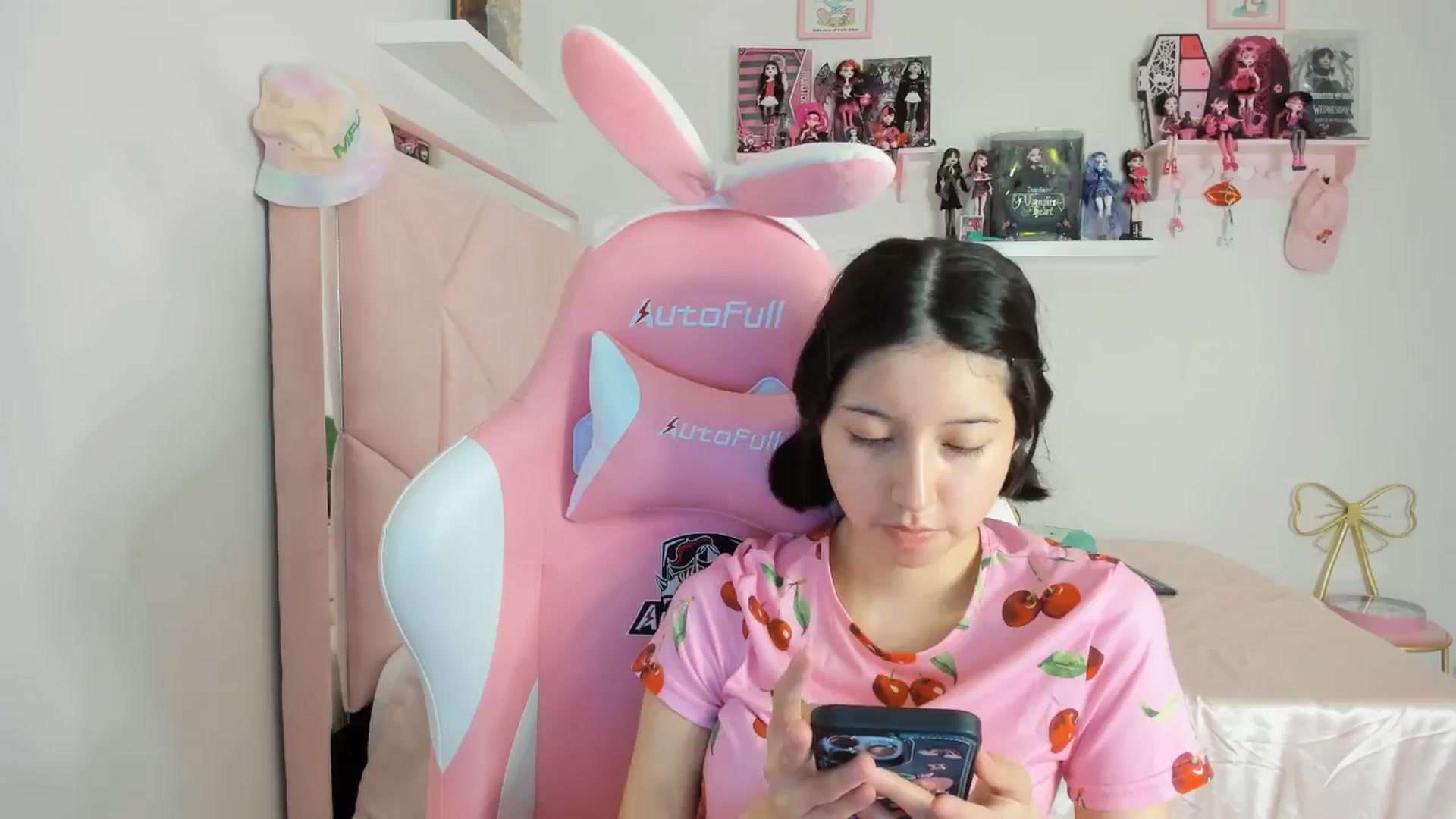 Gallery image thumbnail from Cherrycute666's myfreecams stream on, 10/27/2024, 01:28 image 10 of 20