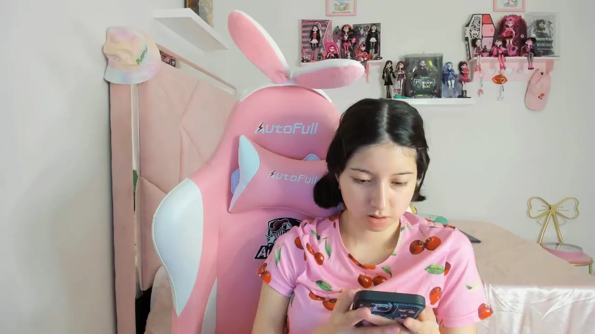 Gallery image thumbnail from Cherrycute666's myfreecams stream on, 10/27/2024, 01:28 image 11 of 20