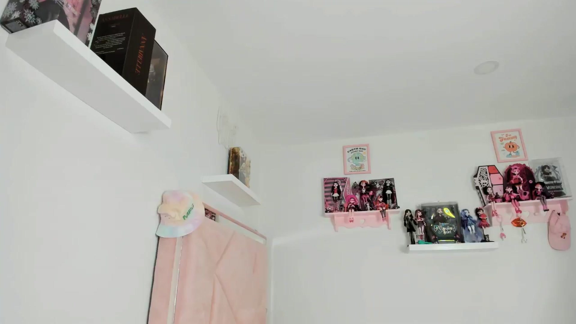 Gallery image thumbnail from Cherrycute666's myfreecams stream on, 10/28/2024, 03:41 image 6 of 20
