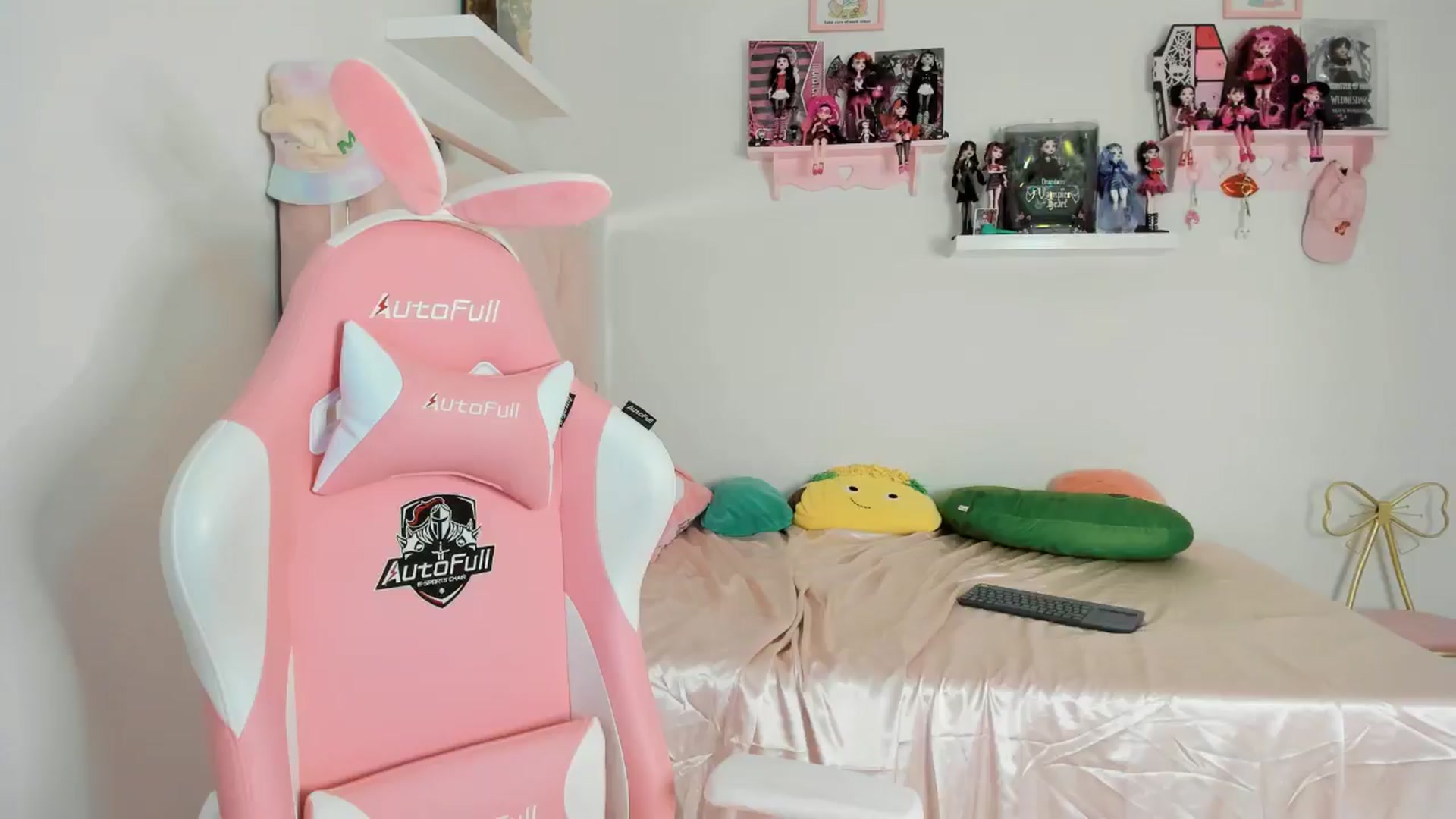 Gallery image thumbnail from Cherrycute666's myfreecams stream on, 10/28/2024, 03:41 image 3 of 20