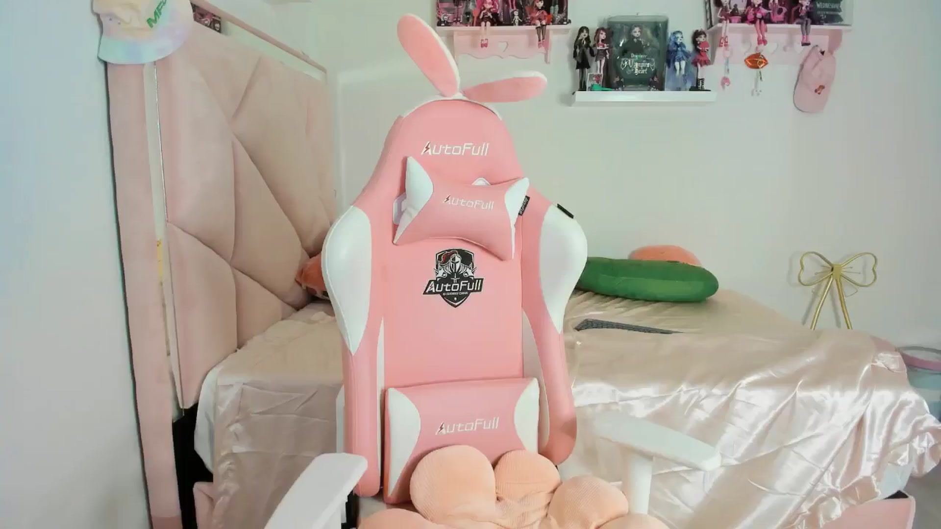 Gallery image thumbnail from Cherrycute666's myfreecams stream on, 10/28/2024, 03:41 image 12 of 20
