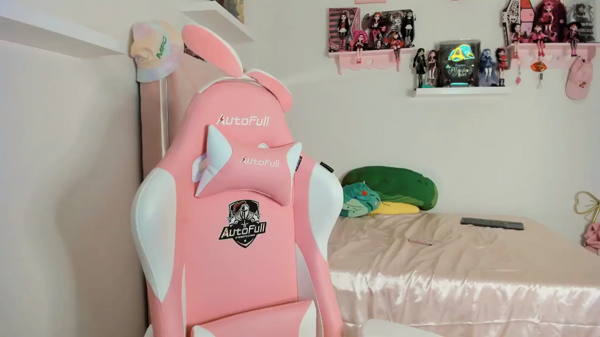 Gallery image thumbnail from Cherrycute666's myfreecams stream on, 10/29/2024, 08:48 image 18 of 20
