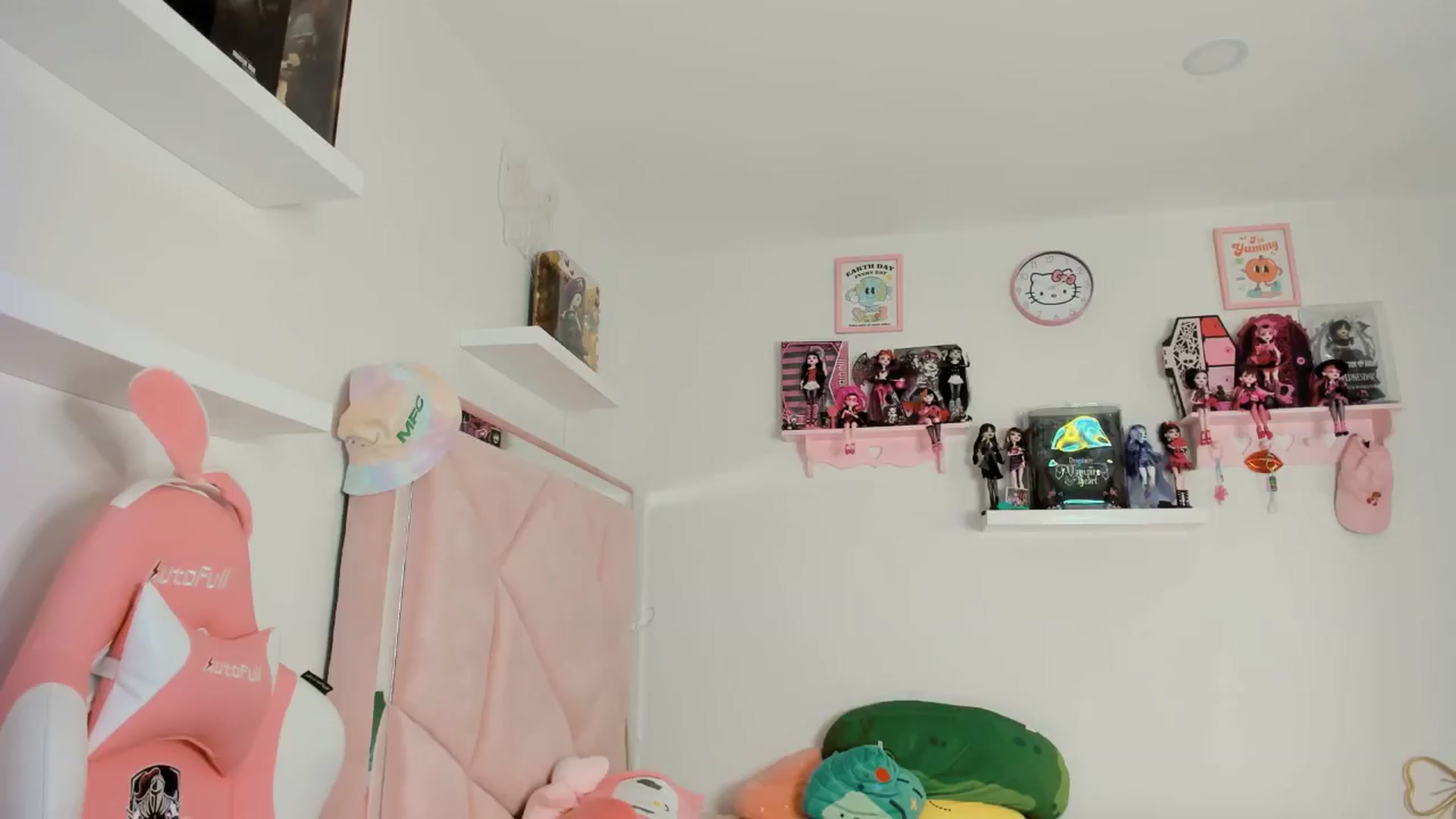 Gallery image thumbnail from Cherrycute666's myfreecams stream on, 10/29/2024, 08:48 image 15 of 20