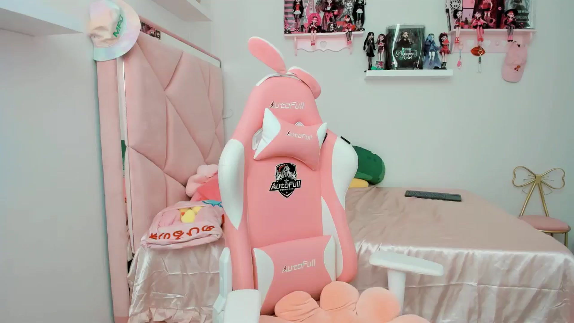 Gallery image thumbnail from Cherrycute666's myfreecams stream on, 10/29/2024, 21:17 image 8 of 20