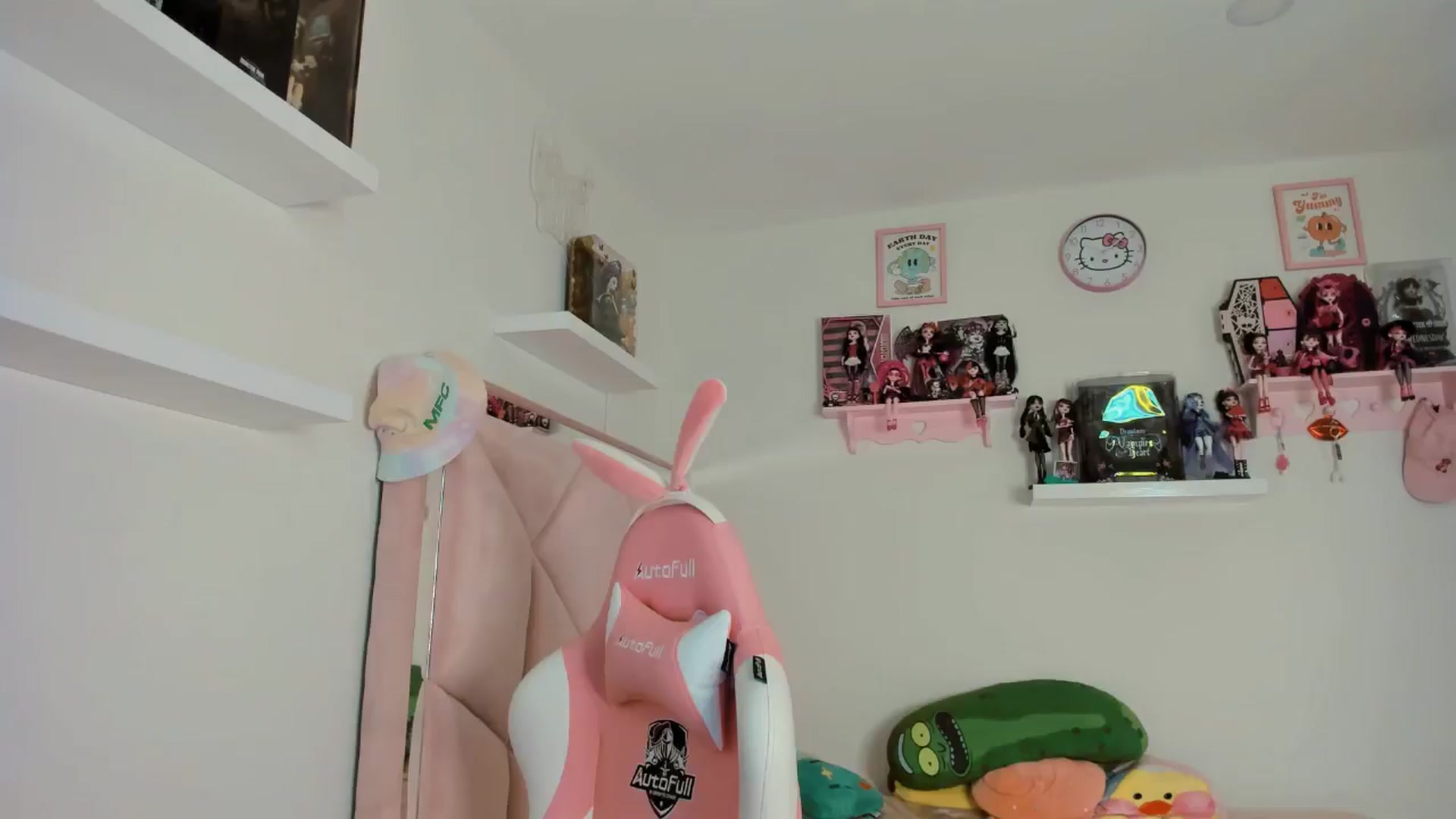 Gallery image thumbnail from Cherrycute666's myfreecams stream on, 10/30/2024, 05:30 image 1 of 20