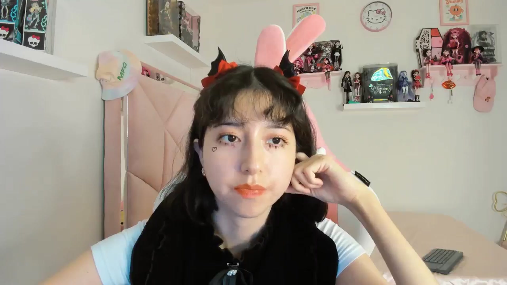 Gallery image thumbnail from Cherrycute666's myfreecams stream on, 10/31/2024, 02:27 image 6 of 20