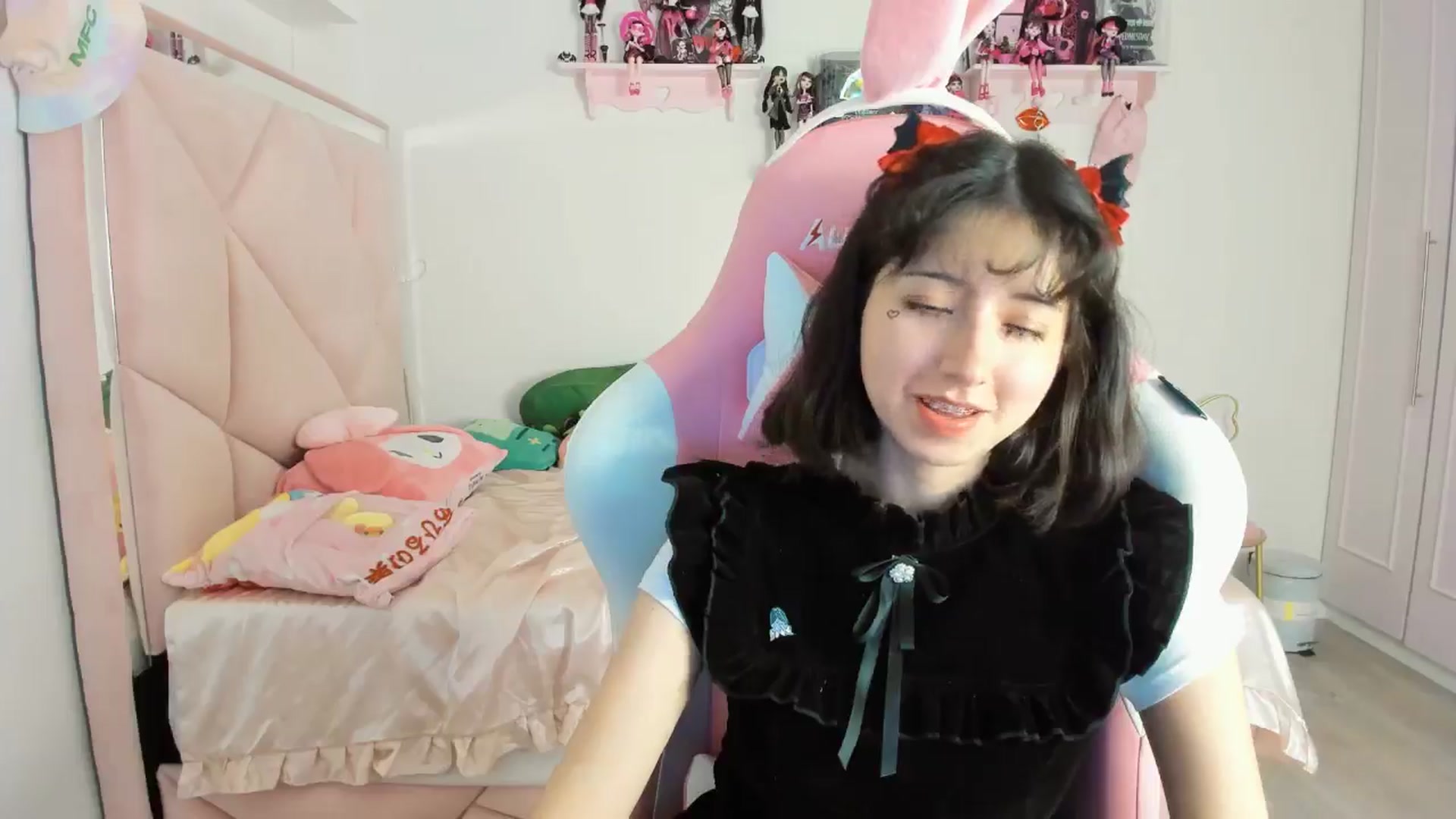 Gallery image thumbnail from Cherrycute666's myfreecams stream on, 10/31/2024, 07:42 image 15 of 20