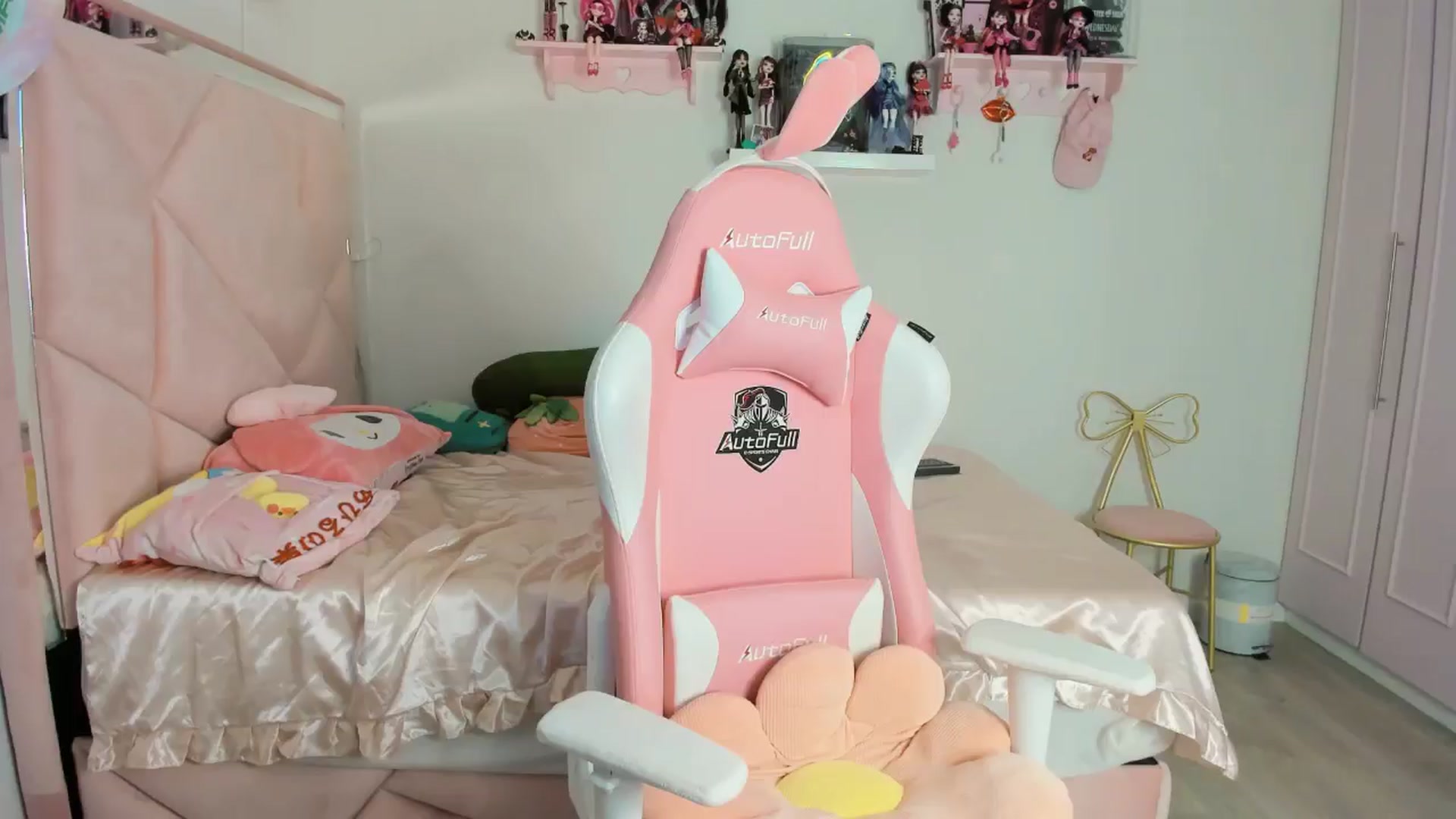 Gallery image thumbnail from Cherrycute666's myfreecams stream on, 10/31/2024, 07:42 image 5 of 20