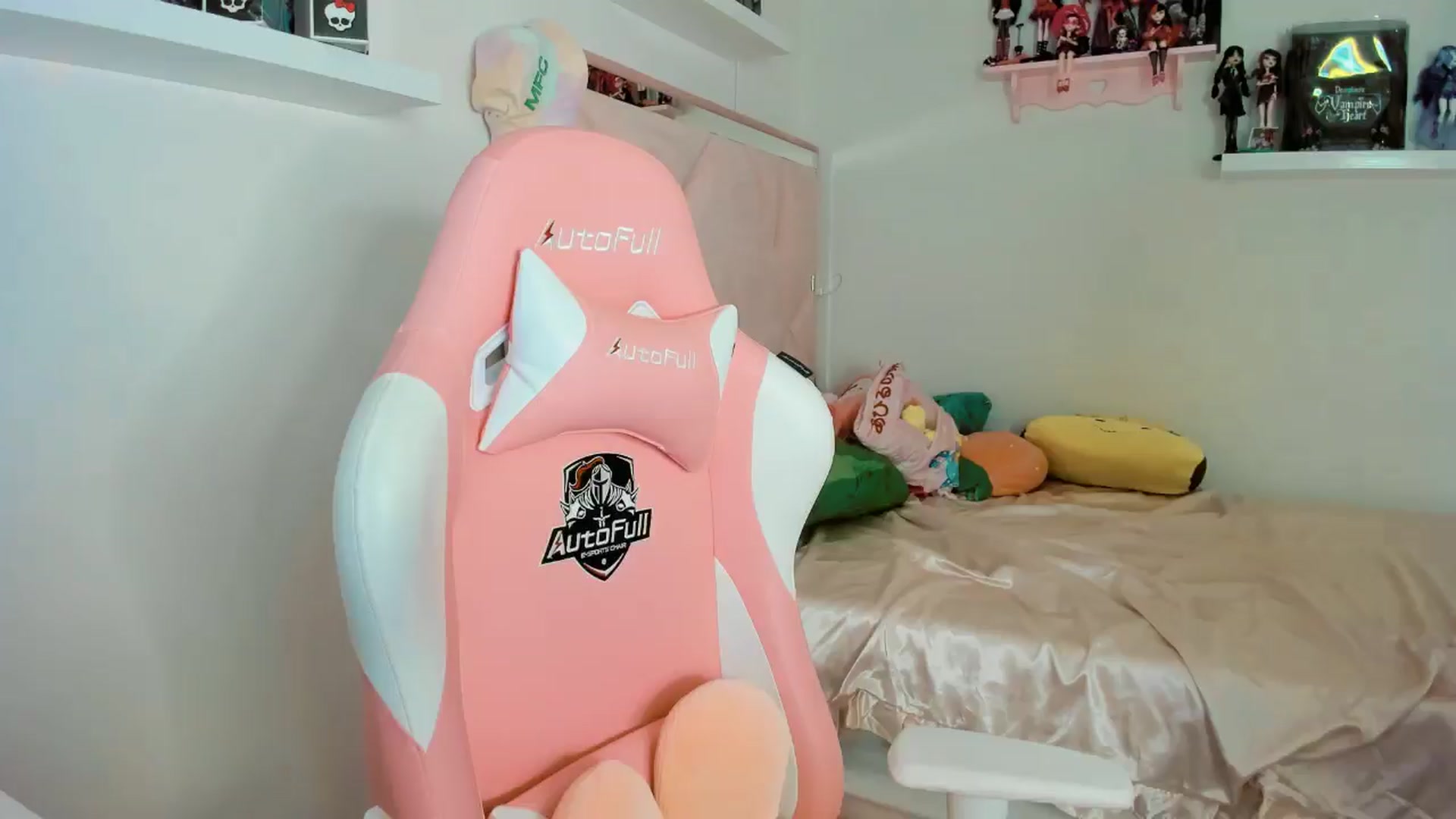 Gallery image thumbnail from Cherrycute666's myfreecams stream on, 11/01/2024, 04:26 image 4 of 20