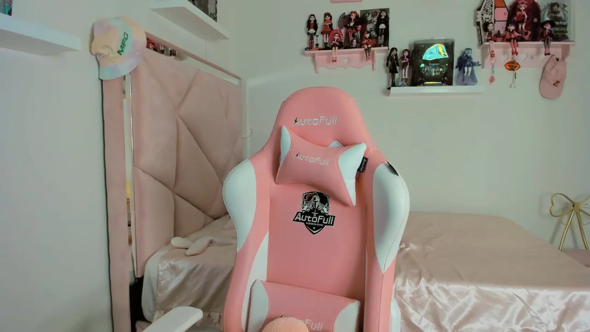Gallery image thumbnail from Cherrycute666's myfreecams stream on, 11/01/2024, 04:30 image 15 of 20