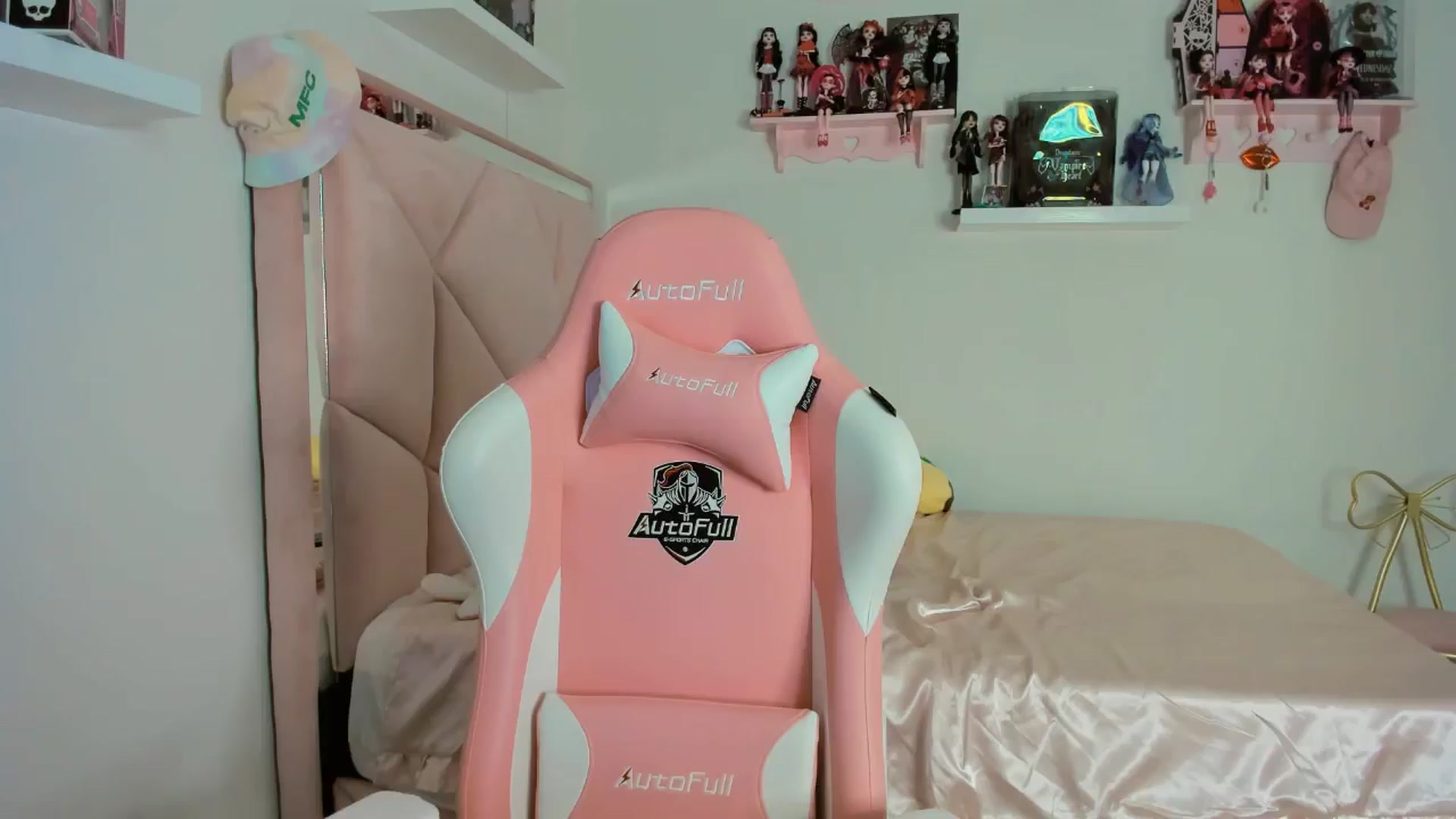 Gallery image thumbnail from Cherrycute666's myfreecams stream on, 11/01/2024, 04:30 image 13 of 20