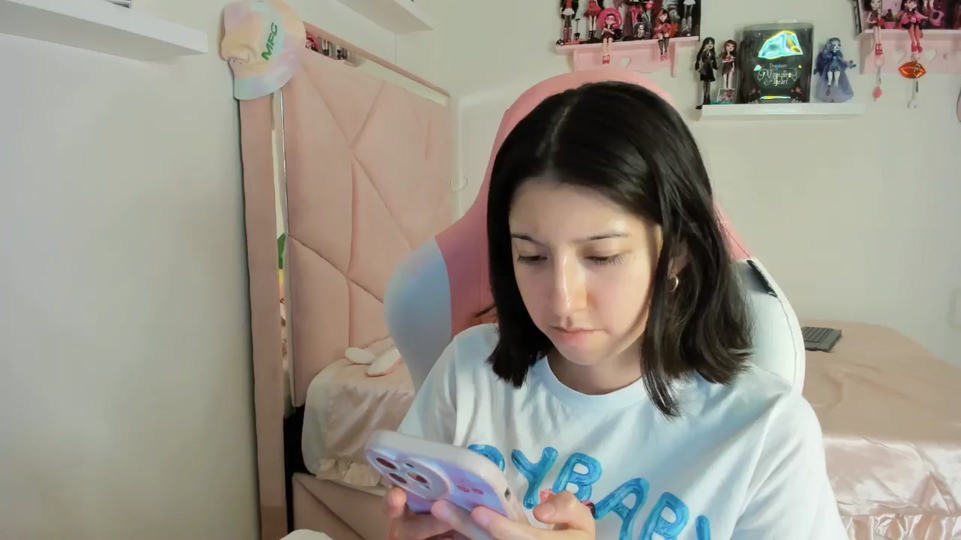 Gallery image thumbnail from Cherrycute666's myfreecams stream on, 11/01/2024, 10:25 image 18 of 20