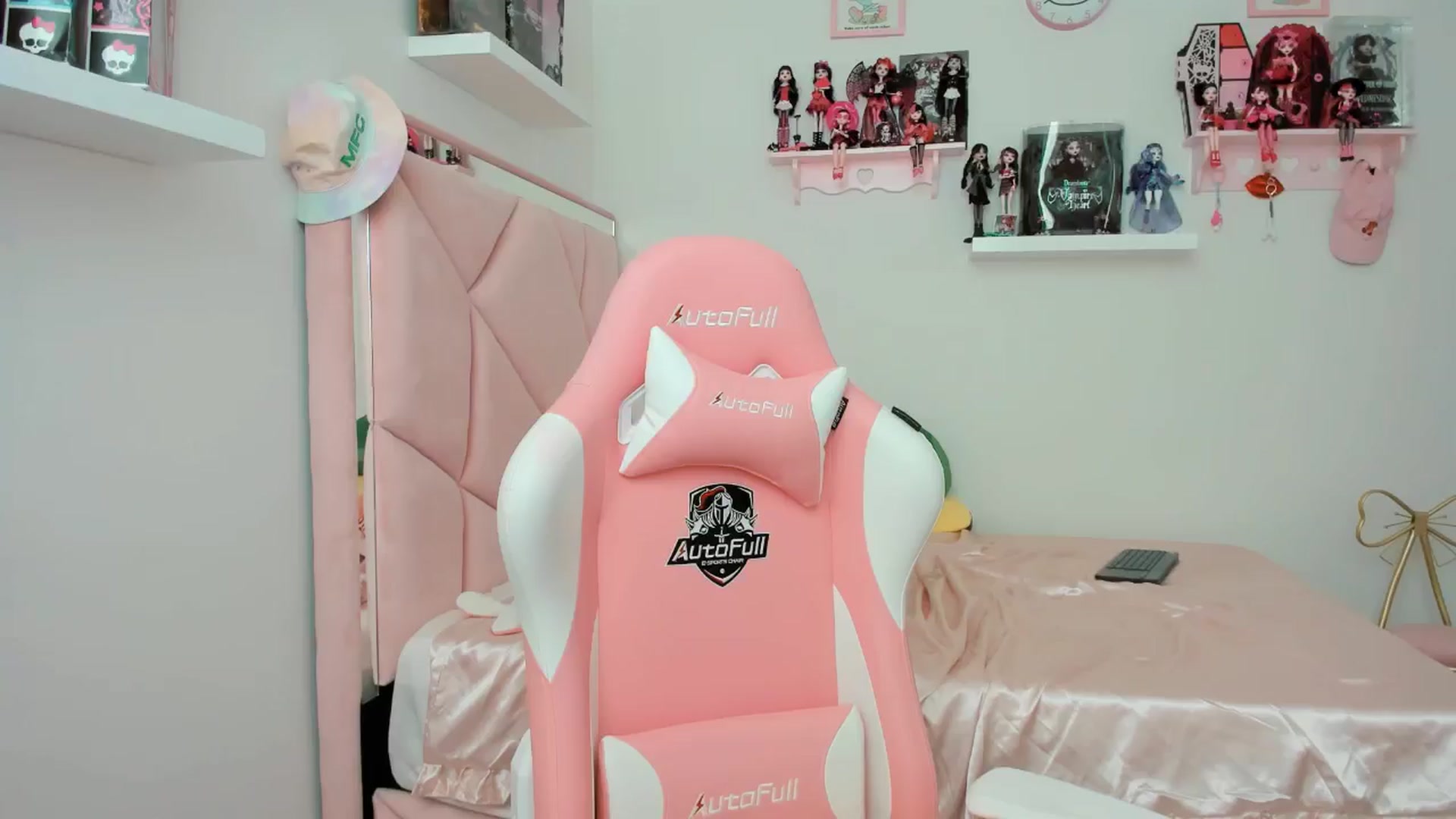 Gallery image thumbnail from Cherrycute666's myfreecams stream on, 11/01/2024, 21:37 image 3 of 20