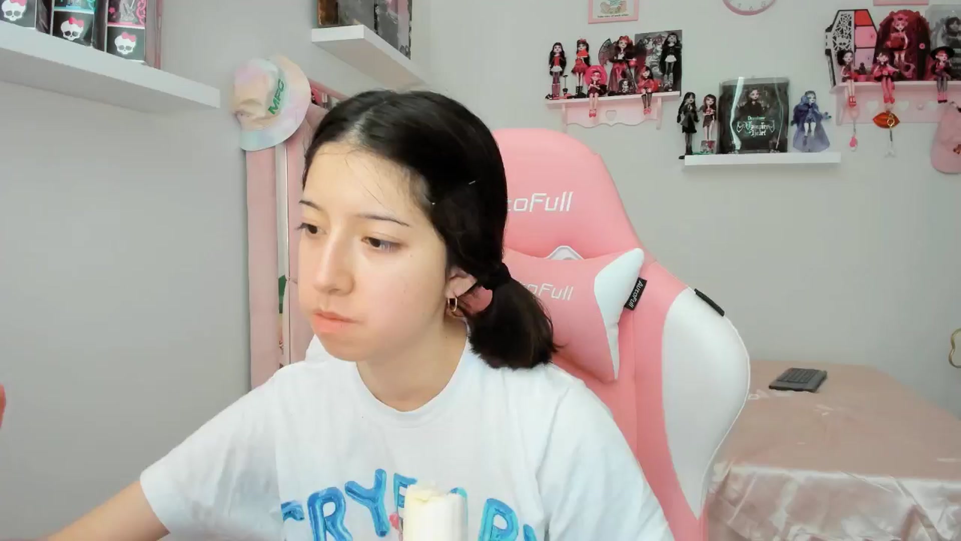 Gallery image thumbnail from Cherrycute666's myfreecams stream on, 11/01/2024, 23:24 image 1 of 20