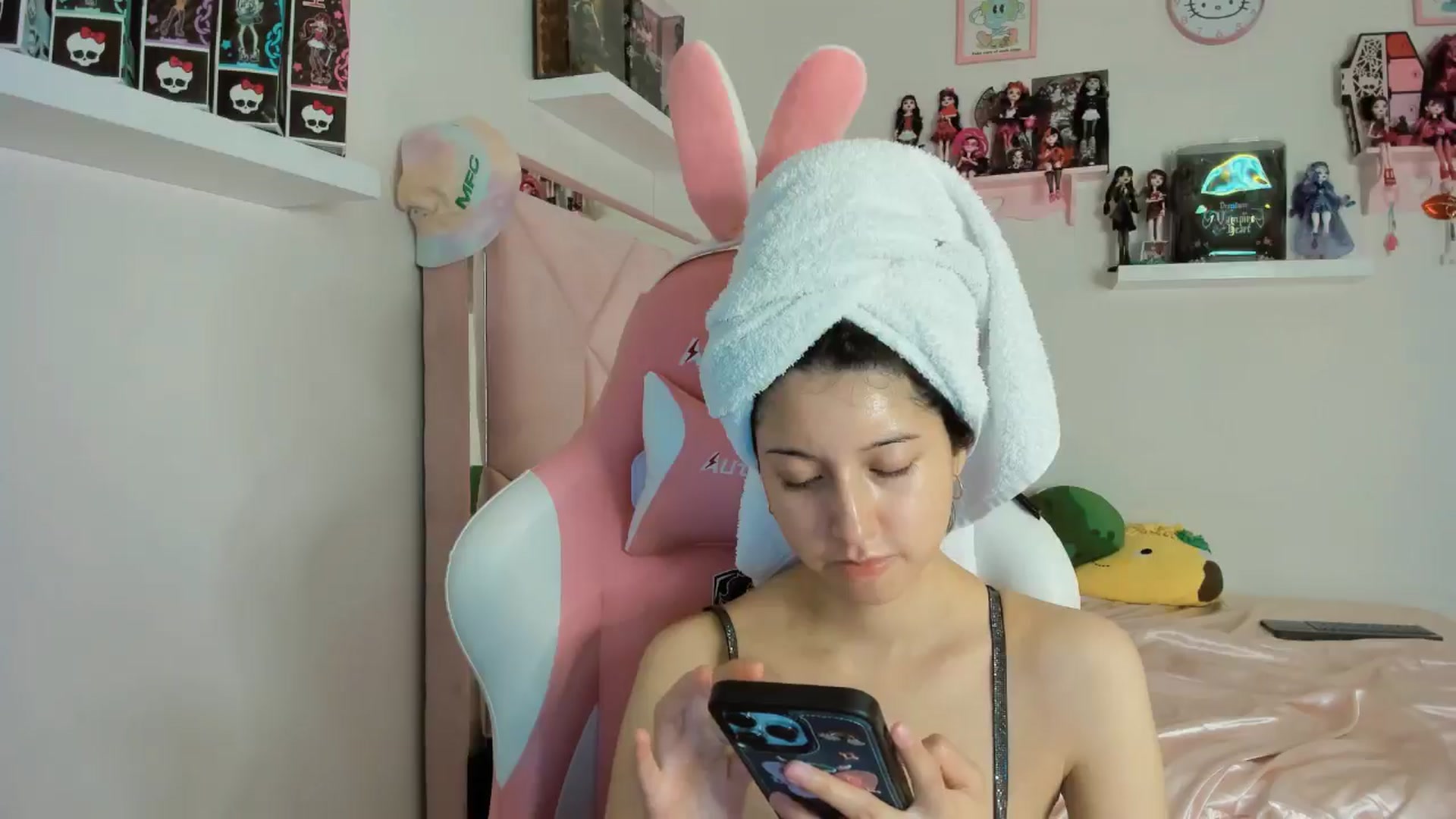 Gallery image thumbnail from Cherrycute666's myfreecams stream on, 11/03/2024, 13:39 image 11 of 20