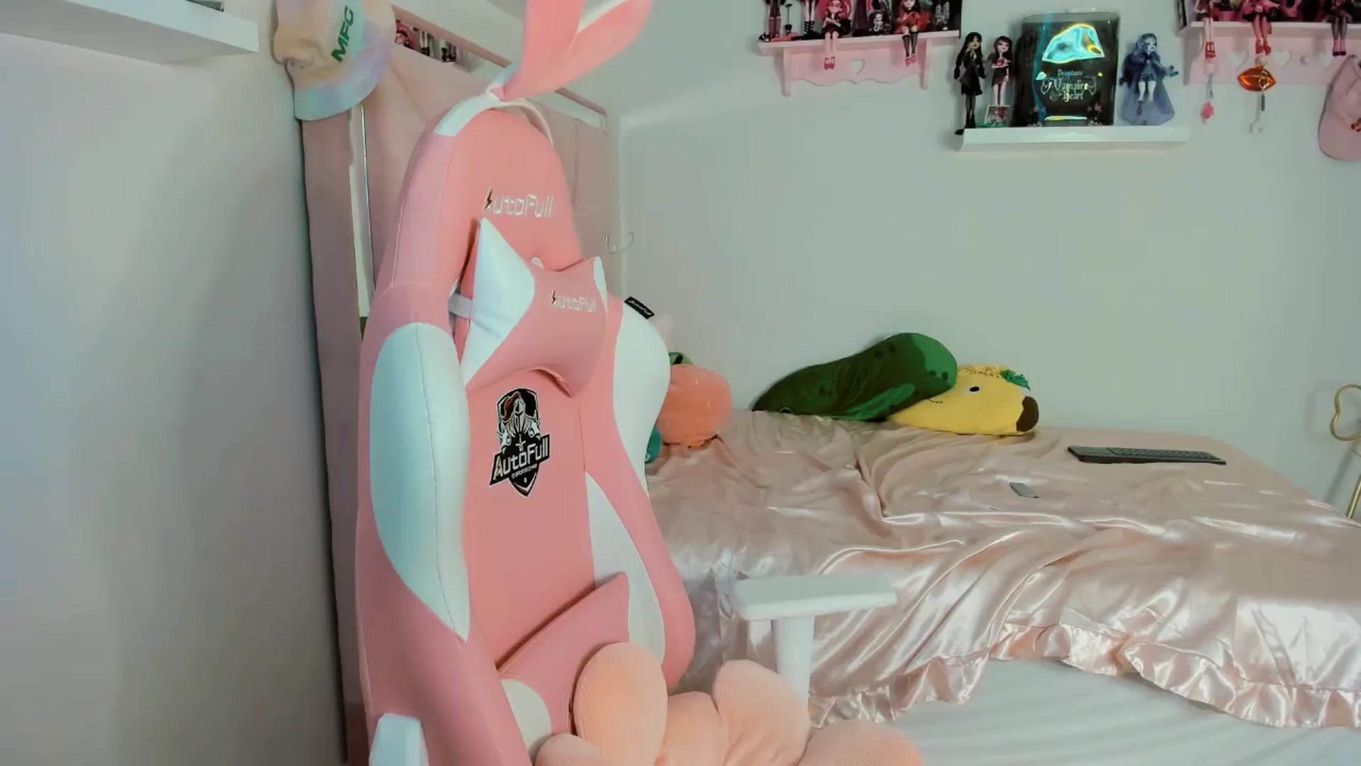 Gallery image thumbnail from Cherrycute666's myfreecams stream on, 11/03/2024, 13:39 image 17 of 20