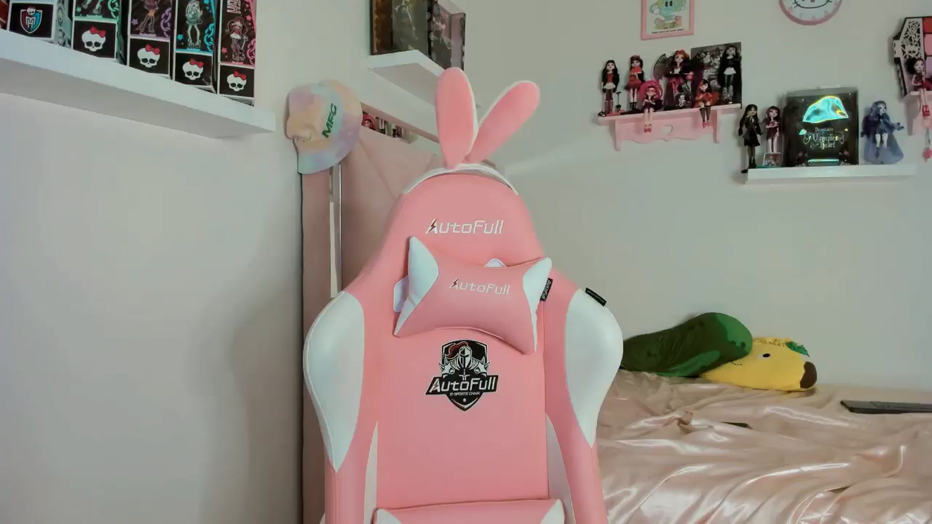 Gallery image thumbnail from Cherrycute666's myfreecams stream on, 11/03/2024, 13:39 image 12 of 20