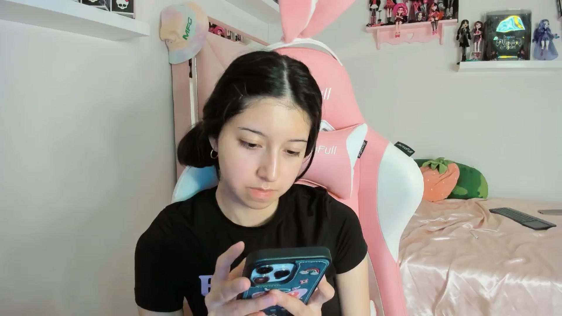 Gallery image thumbnail from Cherrycute666's myfreecams stream on, 11/04/2024, 08:51 image 4 of 20