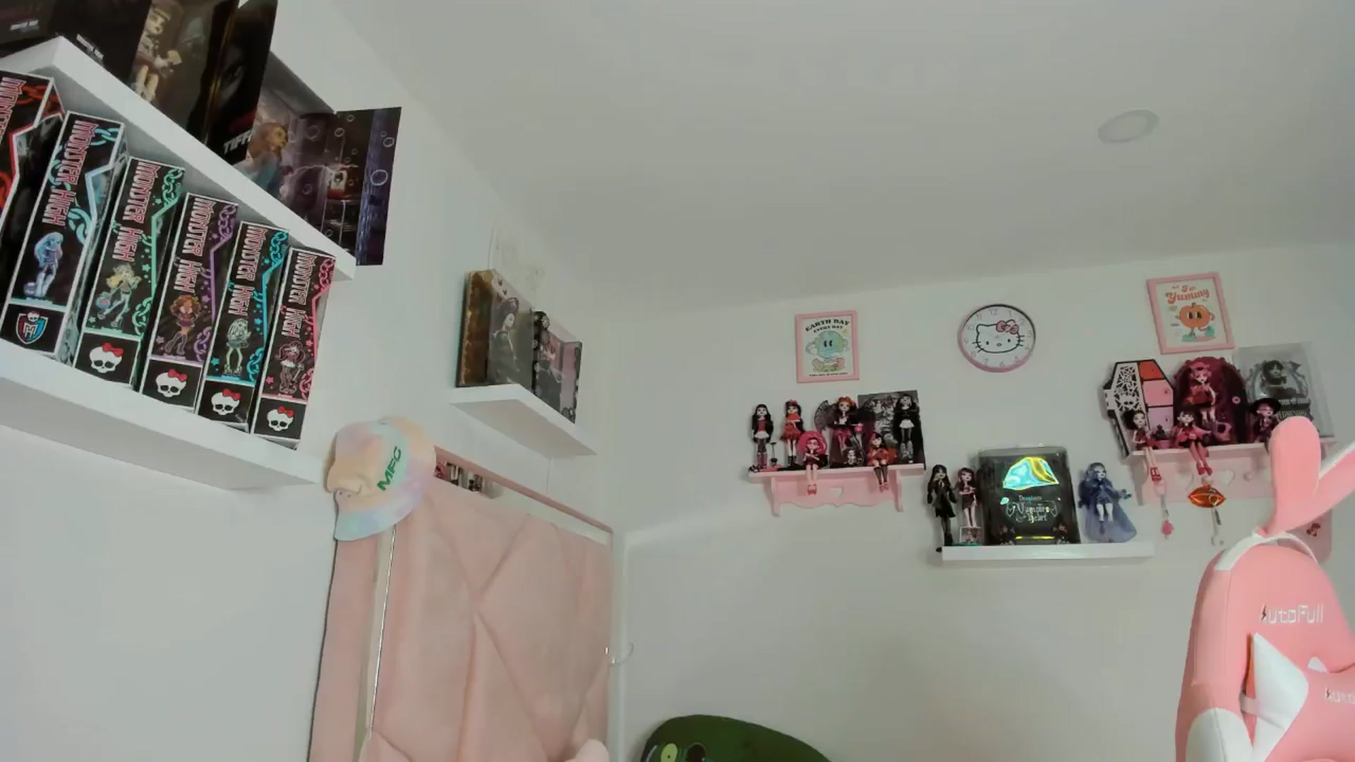 Gallery image thumbnail from Cherrycute666's myfreecams stream on, 11/05/2024, 03:53 image 1 of 20