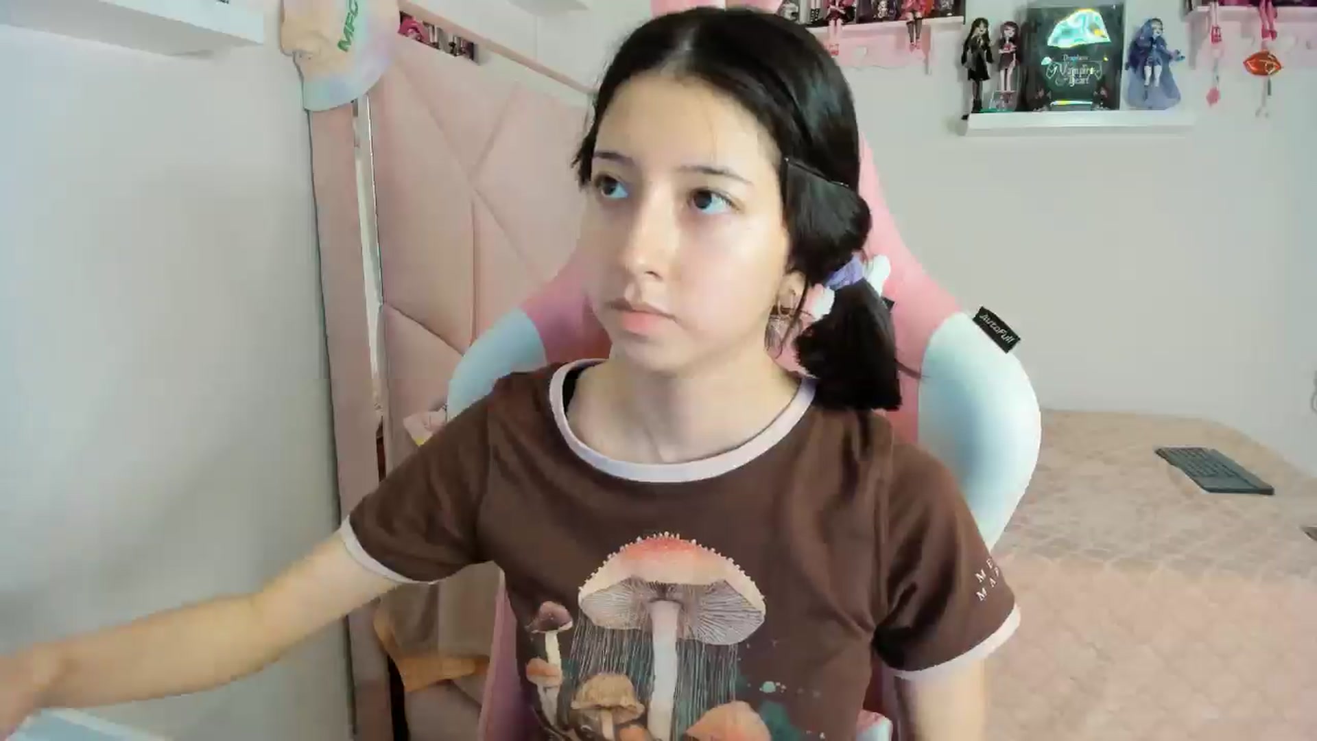 Gallery image thumbnail from Cherrycute666's myfreecams stream on, 11/05/2024, 03:53 image 3 of 20