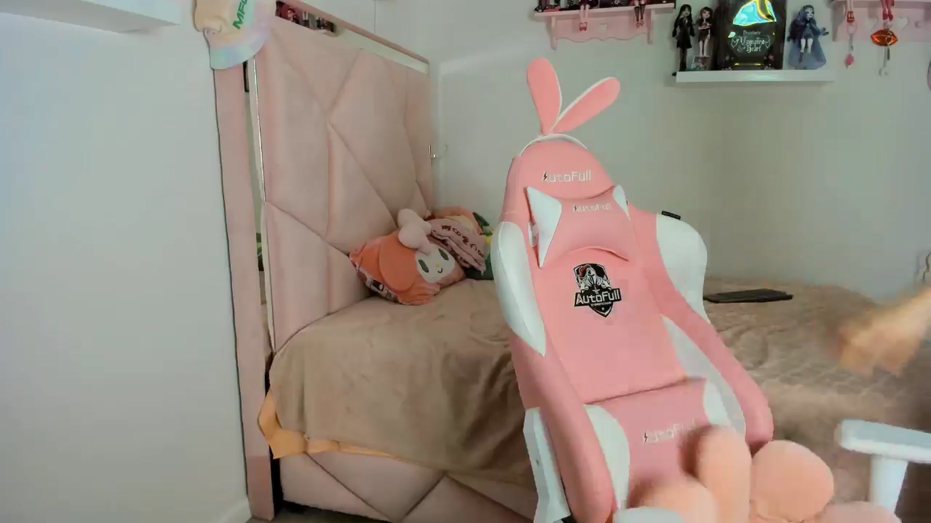 Gallery image thumbnail from Cherrycute666's myfreecams stream on, 11/06/2024, 01:54 image 14 of 20