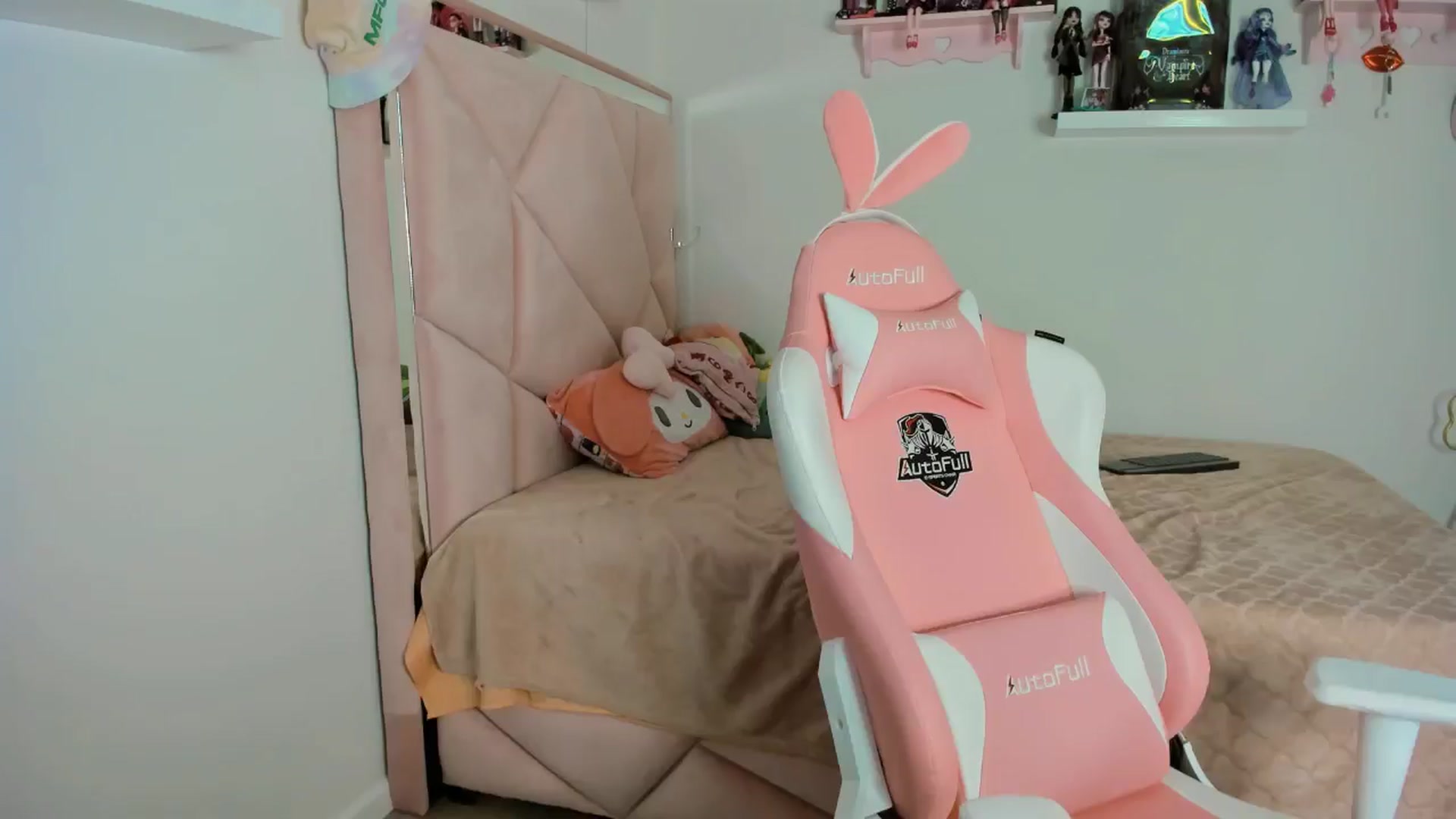 Gallery image thumbnail from Cherrycute666's myfreecams stream on, 11/06/2024, 01:54 image 13 of 20