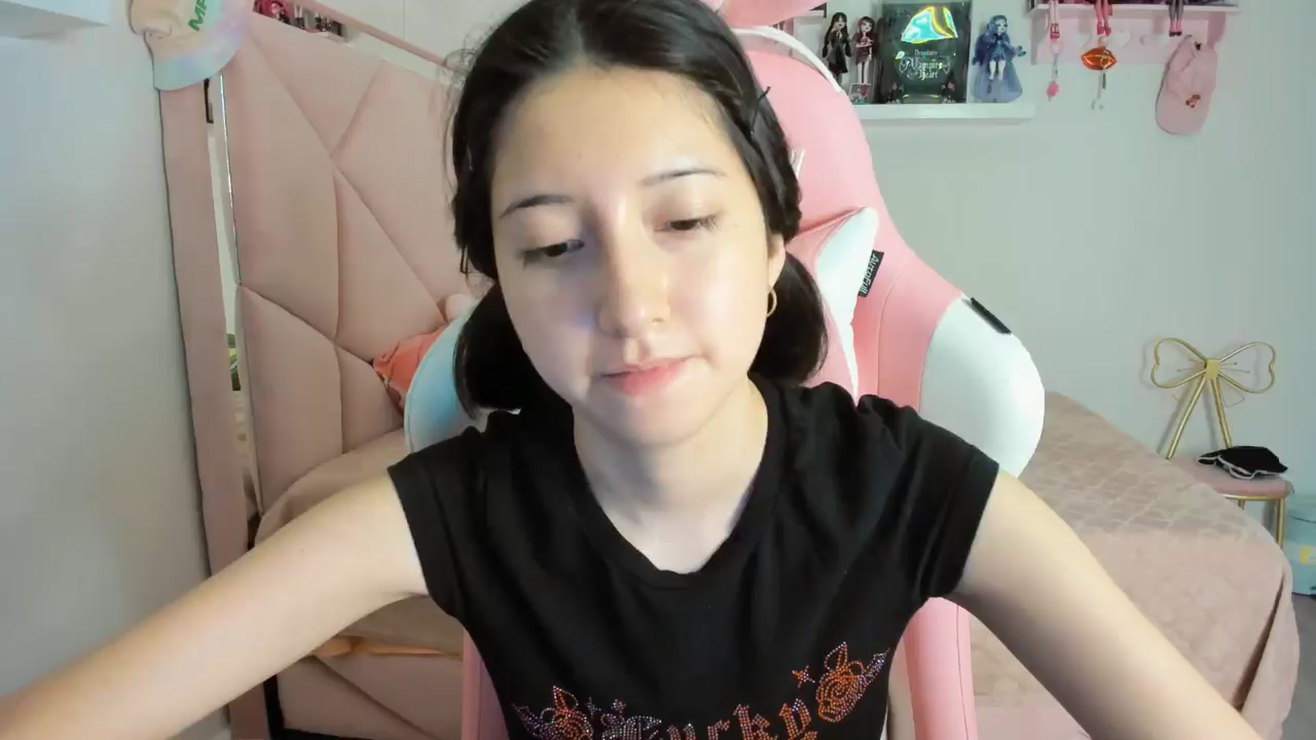 Gallery image thumbnail from Cherrycute666's myfreecams stream on, 11/06/2024, 01:54 image 18 of 20