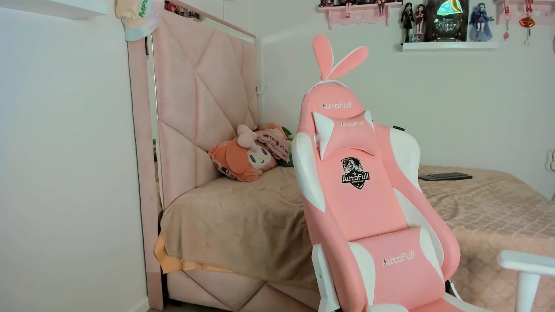 Gallery image thumbnail from Cherrycute666's myfreecams stream on, 11/06/2024, 01:54 image 12 of 20