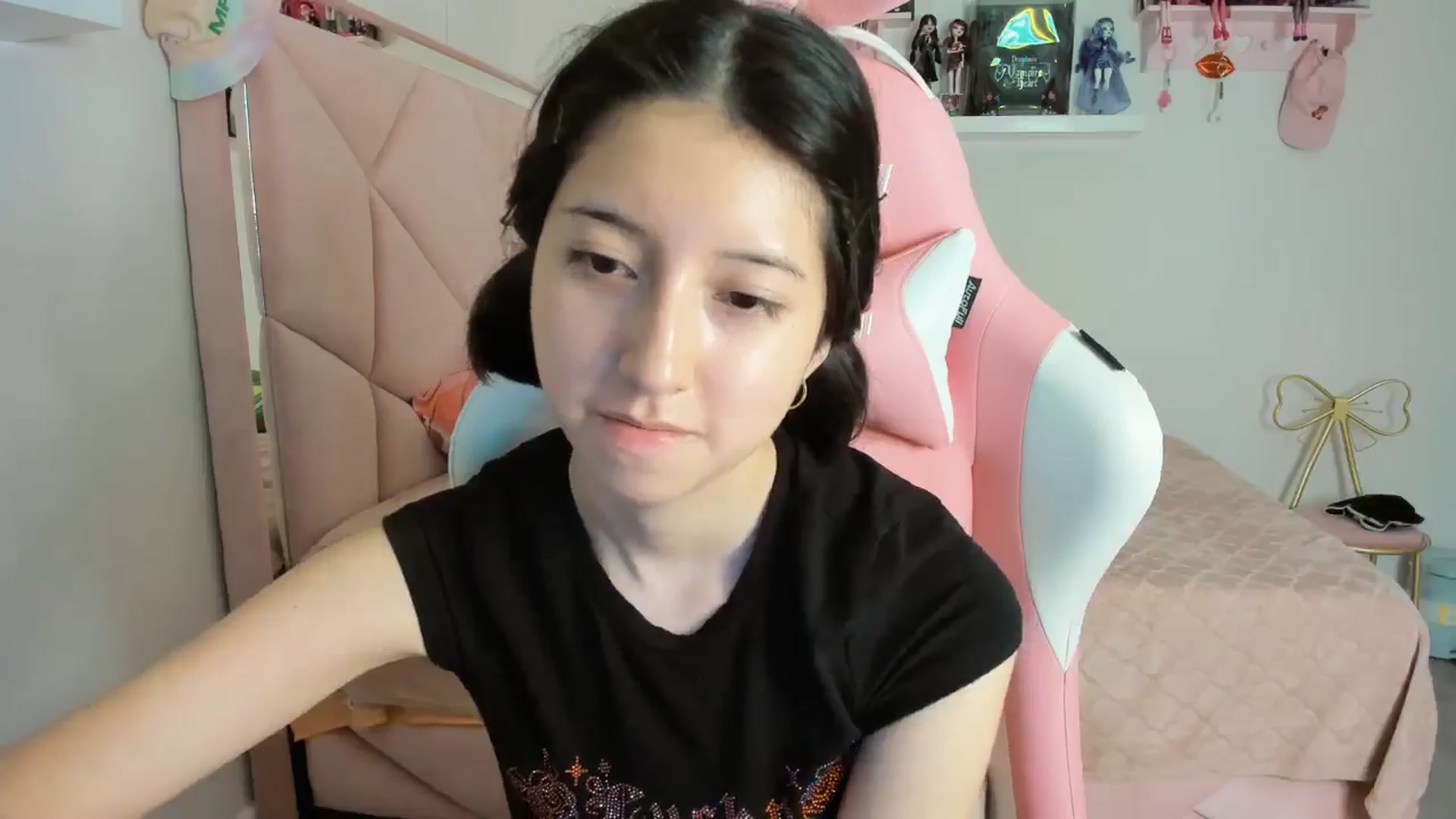 Gallery image thumbnail from Cherrycute666's myfreecams stream on, 11/06/2024, 01:54 image 19 of 20