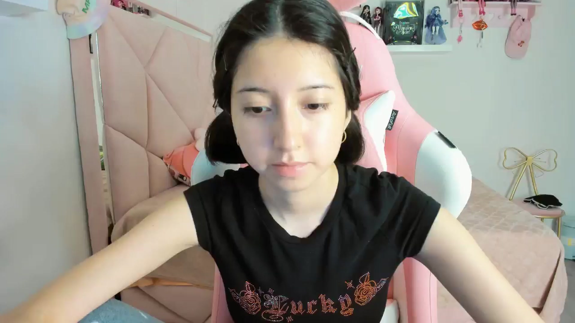 Gallery image thumbnail from Cherrycute666's myfreecams stream on, 11/06/2024, 01:54 image 17 of 20