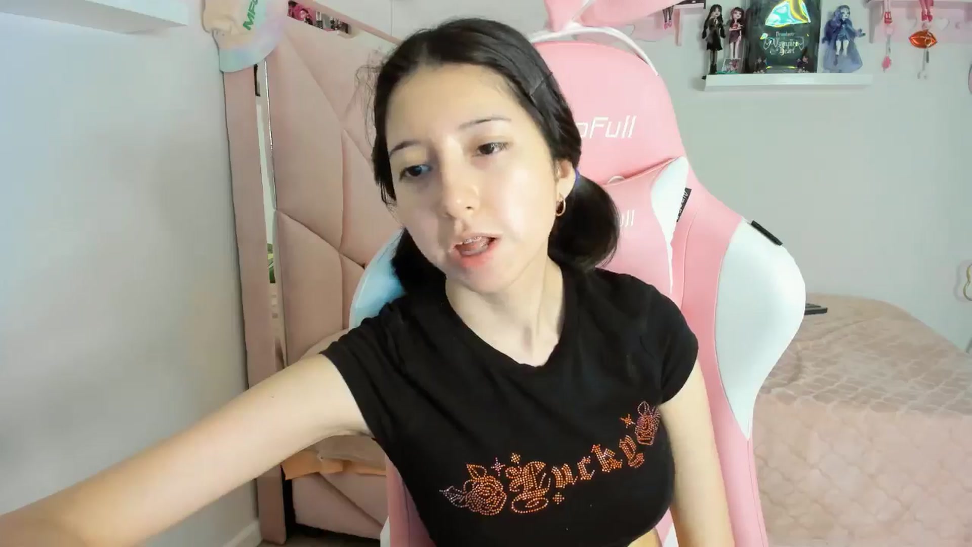 Gallery image thumbnail from Cherrycute666's myfreecams stream on, 11/06/2024, 01:54 image 16 of 20