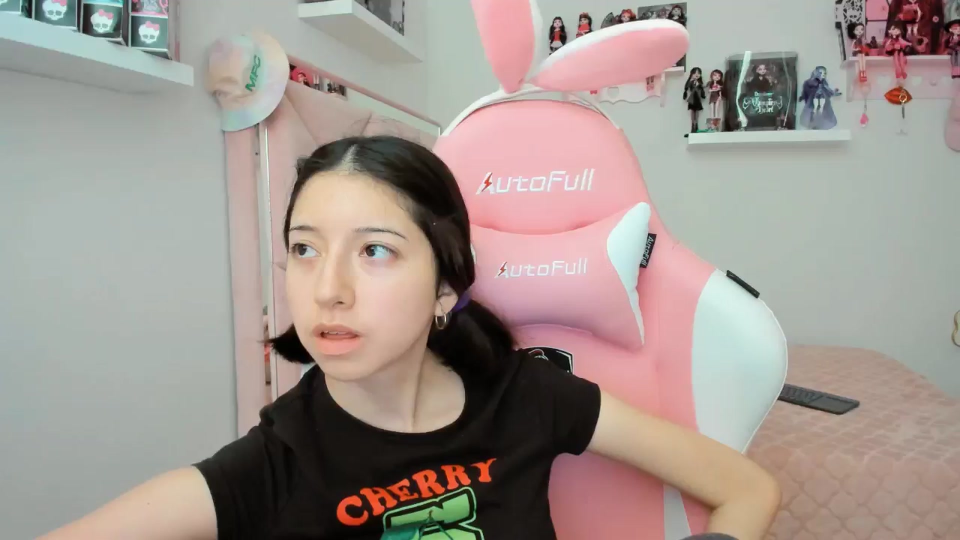 Gallery image thumbnail from Cherrycute666's myfreecams stream on, 11/08/2024, 24:11 image 4 of 20