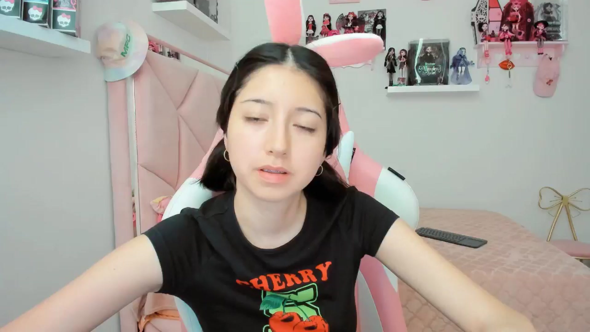Gallery image thumbnail from Cherrycute666's myfreecams stream on, 11/08/2024, 24:11 image 7 of 20