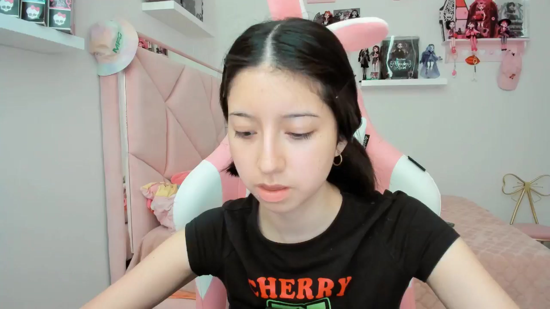 Gallery image thumbnail from Cherrycute666's myfreecams stream on, 11/08/2024, 24:11 image 6 of 20