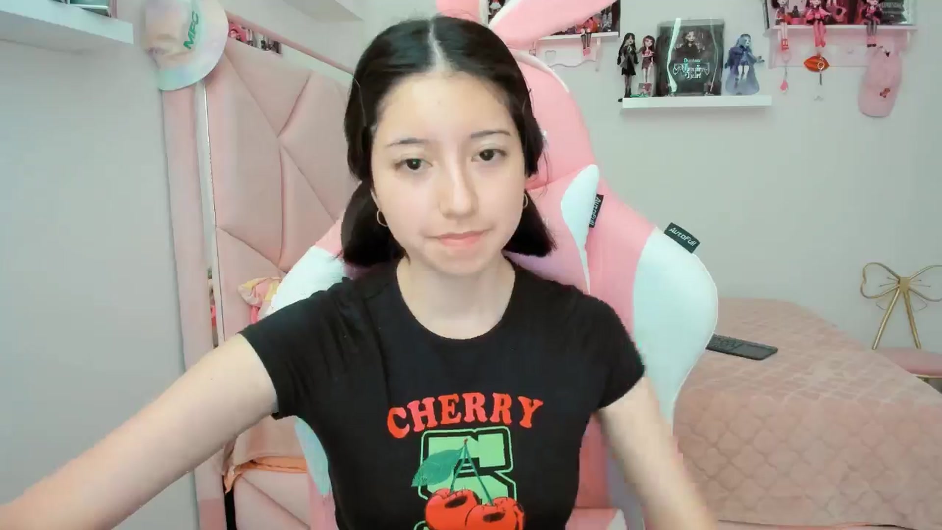 Gallery image thumbnail from Cherrycute666's myfreecams stream on, 11/08/2024, 24:11 image 9 of 20