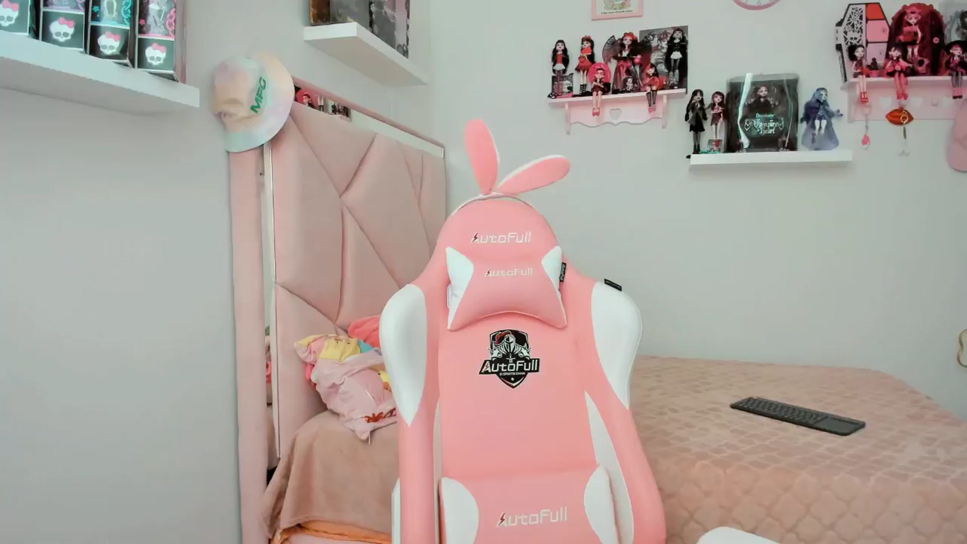 Gallery image thumbnail from Cherrycute666's myfreecams stream on, 11/08/2024, 24:11 image 1 of 20