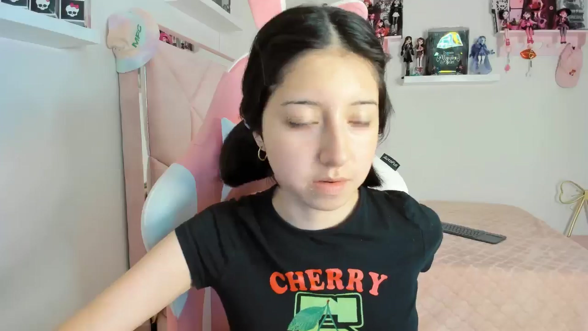 Gallery image thumbnail from Cherrycute666's myfreecams stream on, 11/08/2024, 24:11 image 16 of 20