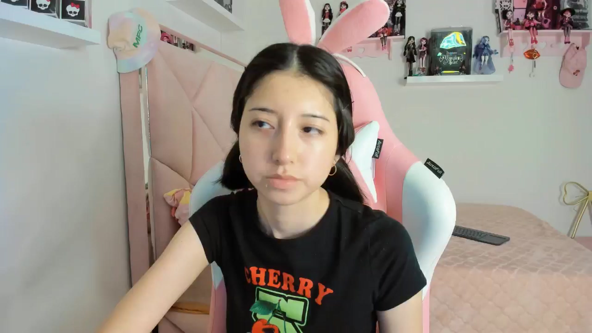 Gallery image thumbnail from Cherrycute666's myfreecams stream on, 11/08/2024, 24:11 image 17 of 20