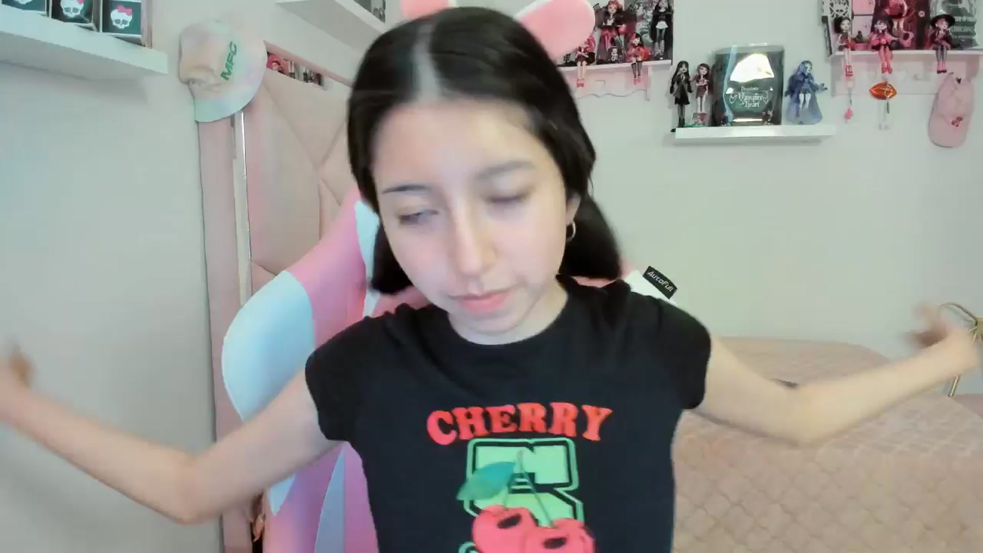 Gallery image thumbnail from Cherrycute666's myfreecams stream on, 11/08/2024, 24:11 image 15 of 20