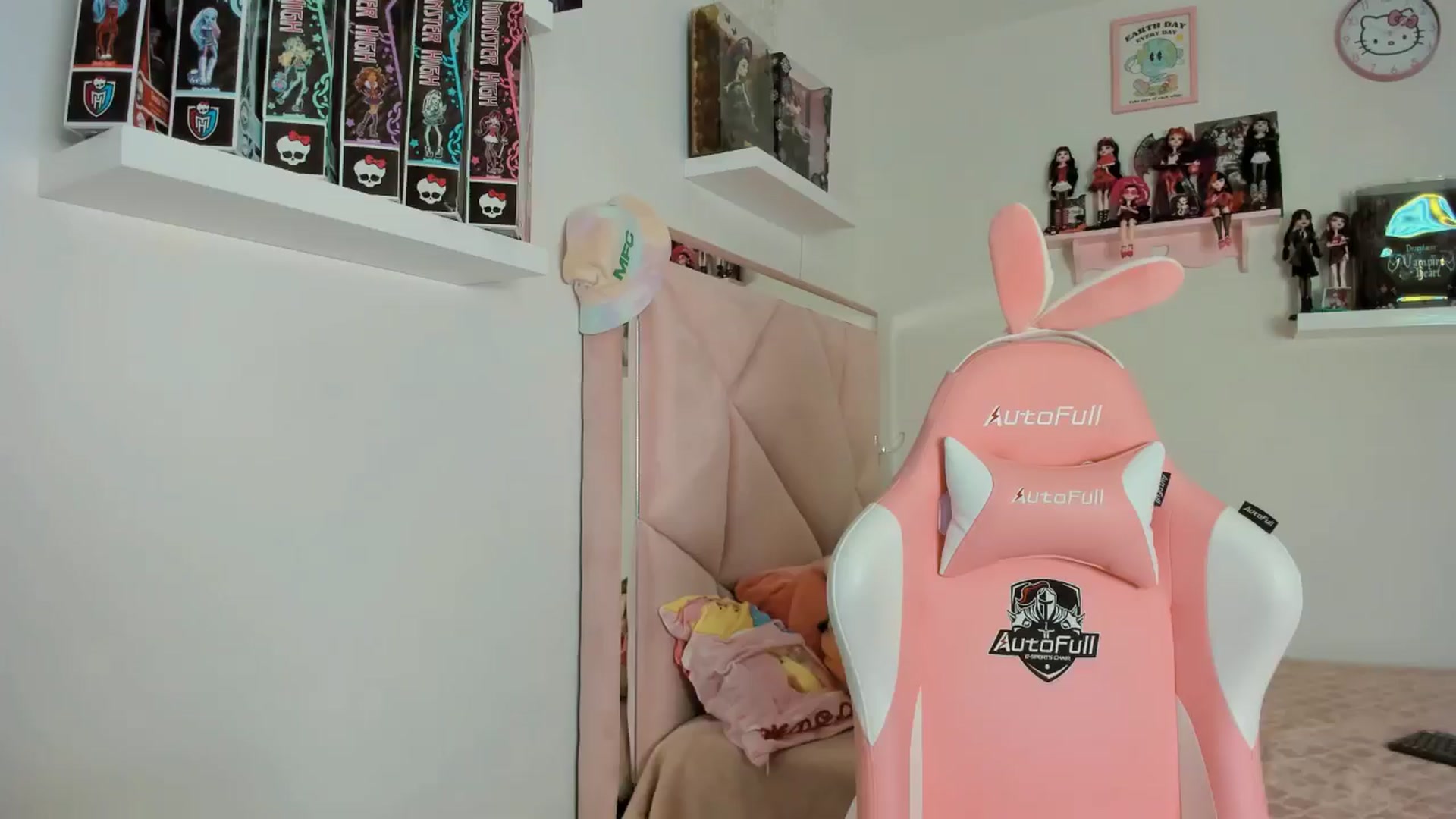 Gallery image thumbnail from Cherrycute666's myfreecams stream on, 11/08/2024, 24:25 image 8 of 20
