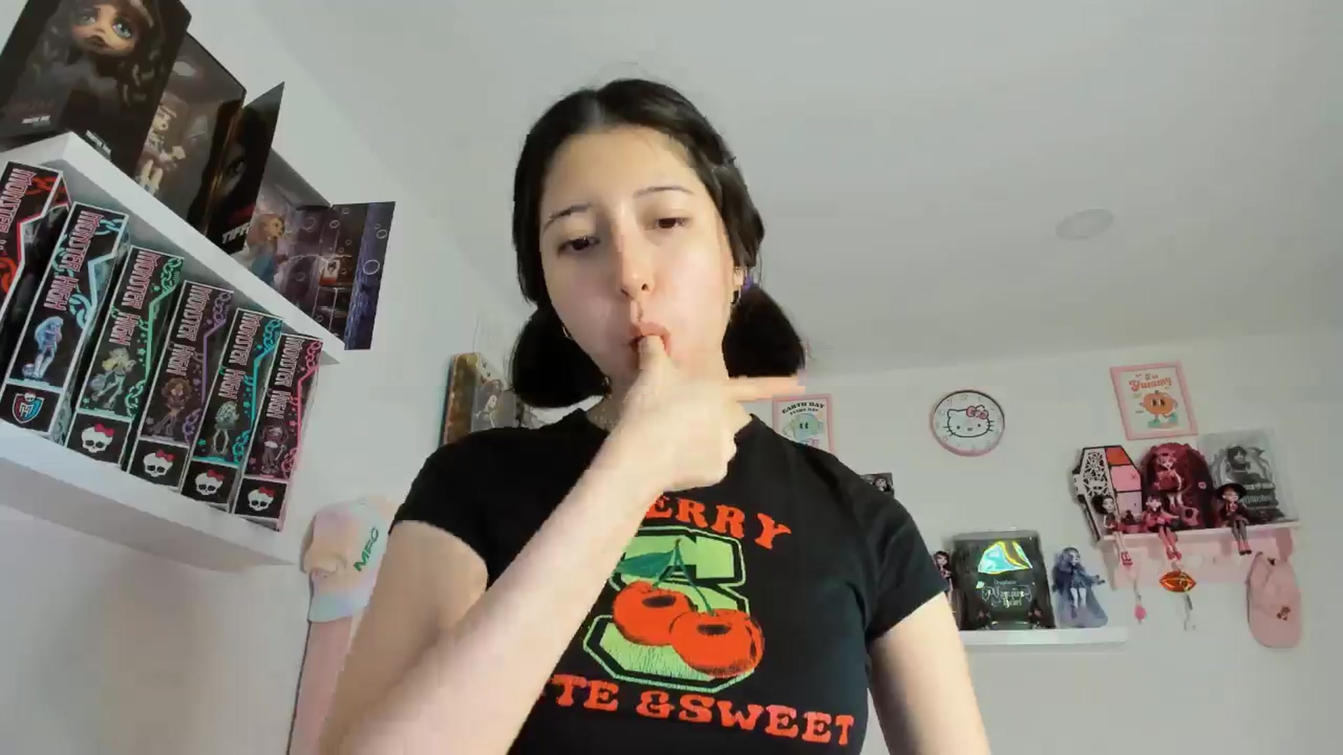 Gallery image thumbnail from Cherrycute666's myfreecams stream on, 11/08/2024, 24:25 image 5 of 20