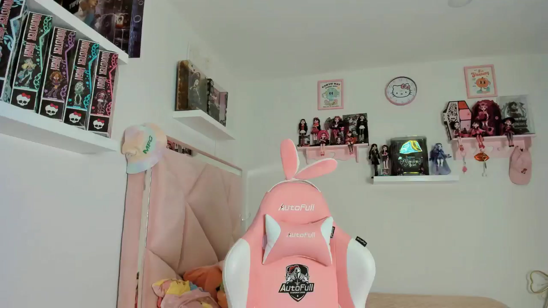 Gallery image thumbnail from Cherrycute666's myfreecams stream on, 11/08/2024, 24:25 image 6 of 20
