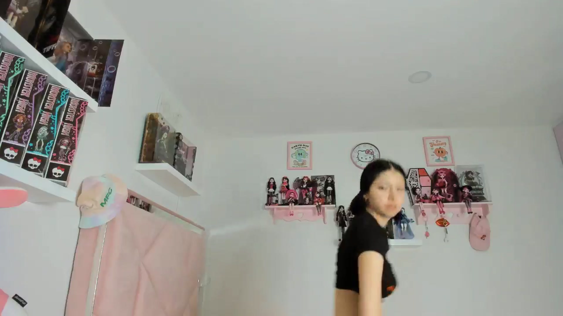 Gallery image thumbnail from Cherrycute666's myfreecams stream on, 11/08/2024, 05:40 image 2 of 20