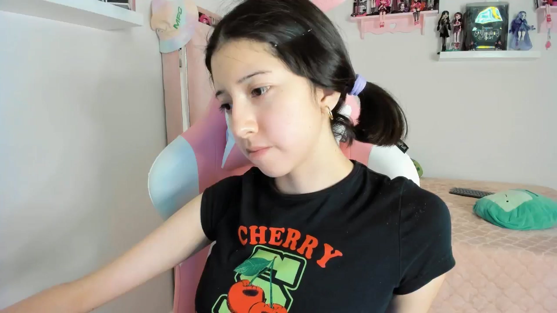 Gallery image thumbnail from Cherrycute666's myfreecams stream on, 11/08/2024, 05:40 image 15 of 20