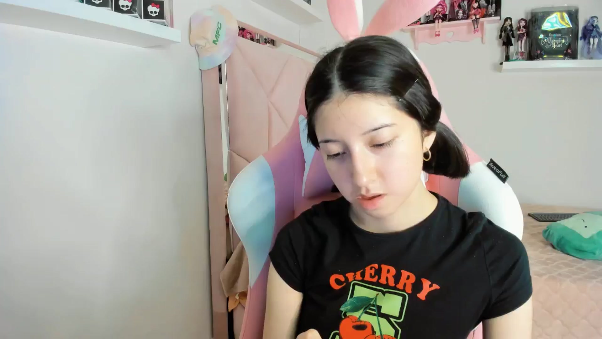 Gallery image thumbnail from Cherrycute666's myfreecams stream on, 11/08/2024, 05:40 image 5 of 20