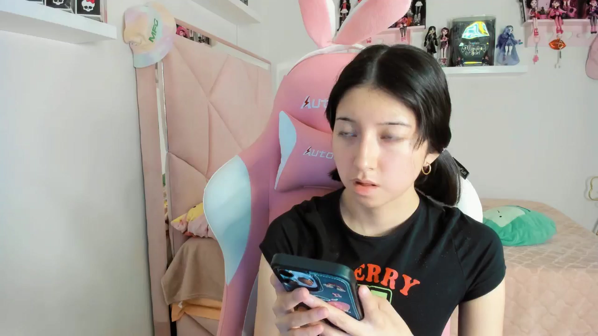 Gallery image thumbnail from Cherrycute666's myfreecams stream on, 11/08/2024, 06:55 image 12 of 20