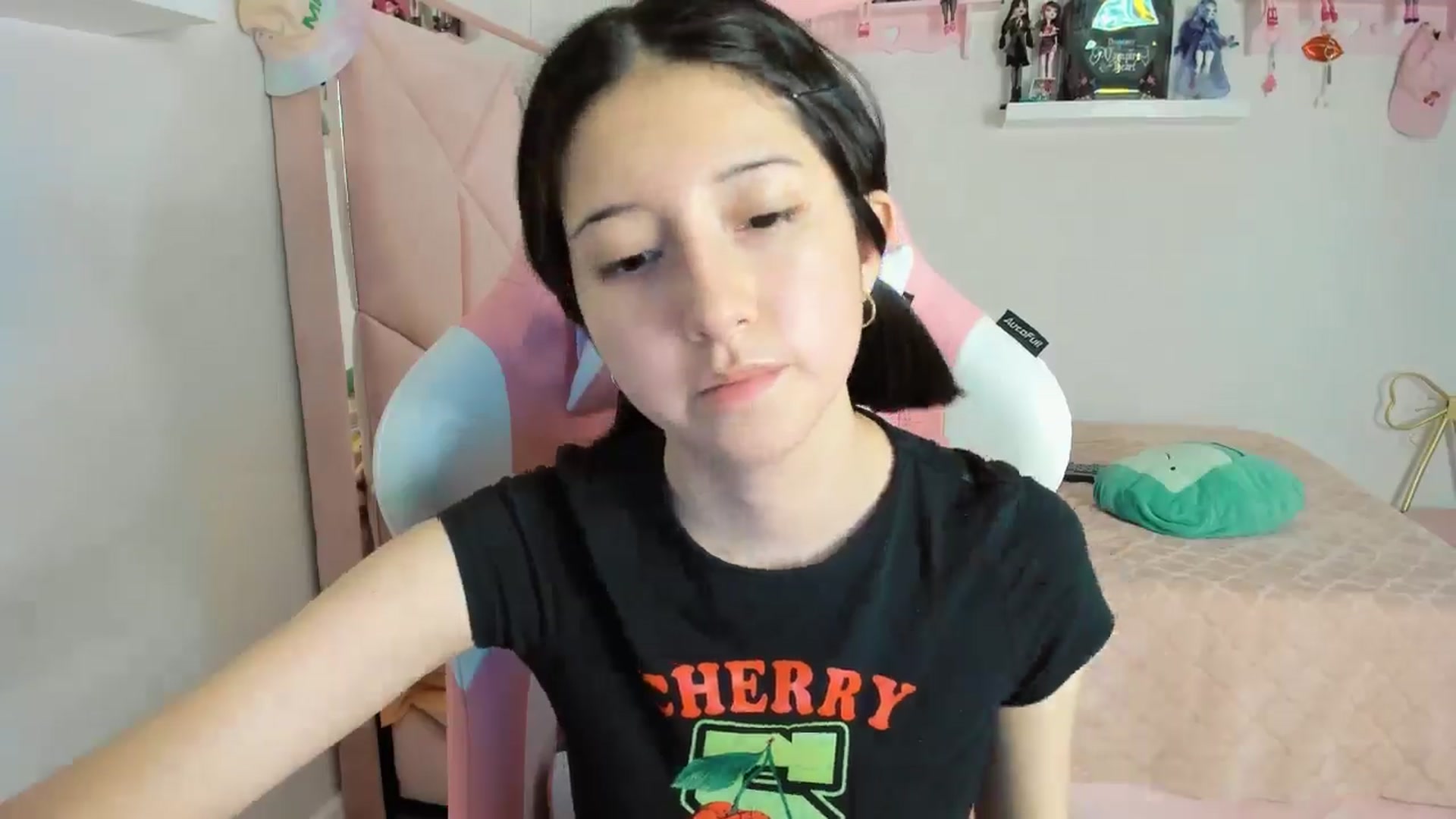 Gallery image thumbnail from Cherrycute666's myfreecams stream on, 11/08/2024, 08:42 image 4 of 20